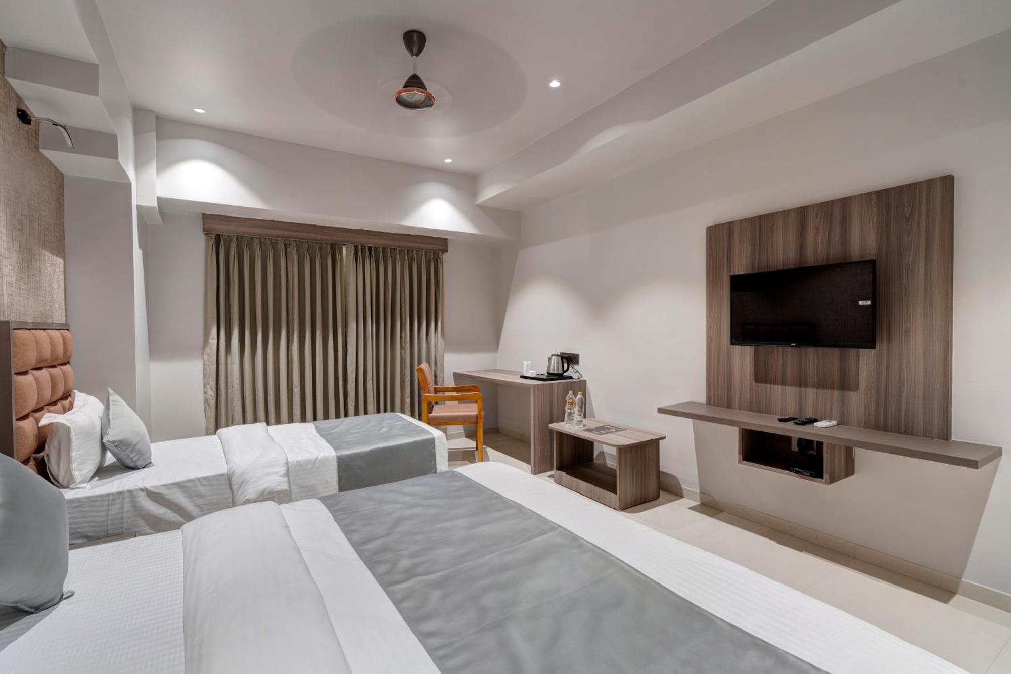 Hotel Sparsh Divine Ahmadabad Zewnętrze zdjęcie