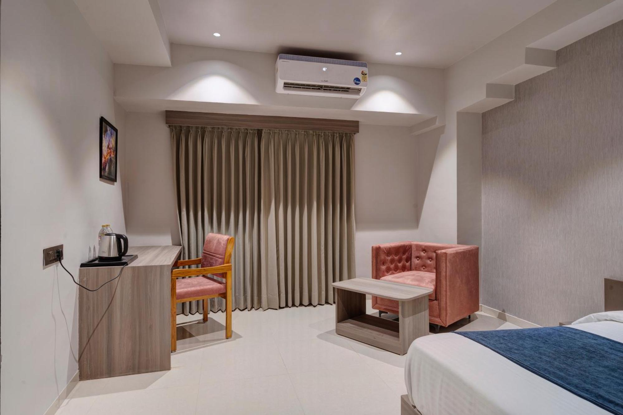 Hotel Sparsh Divine Ahmadabad Zewnętrze zdjęcie